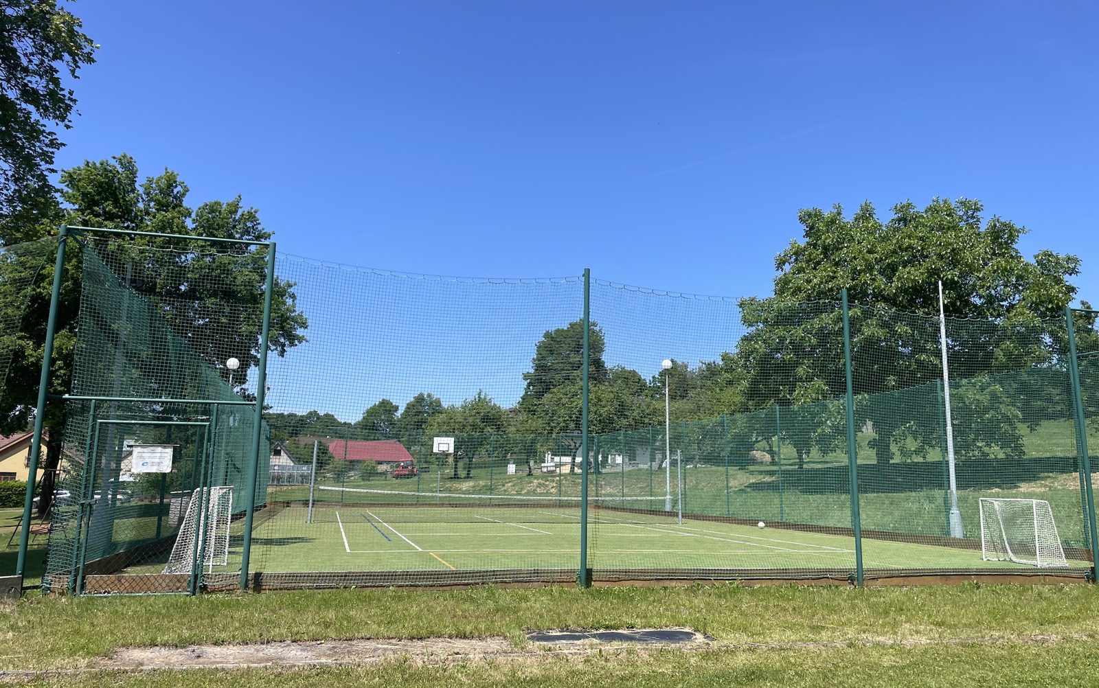 Sportovní hřiště v okolí dvora