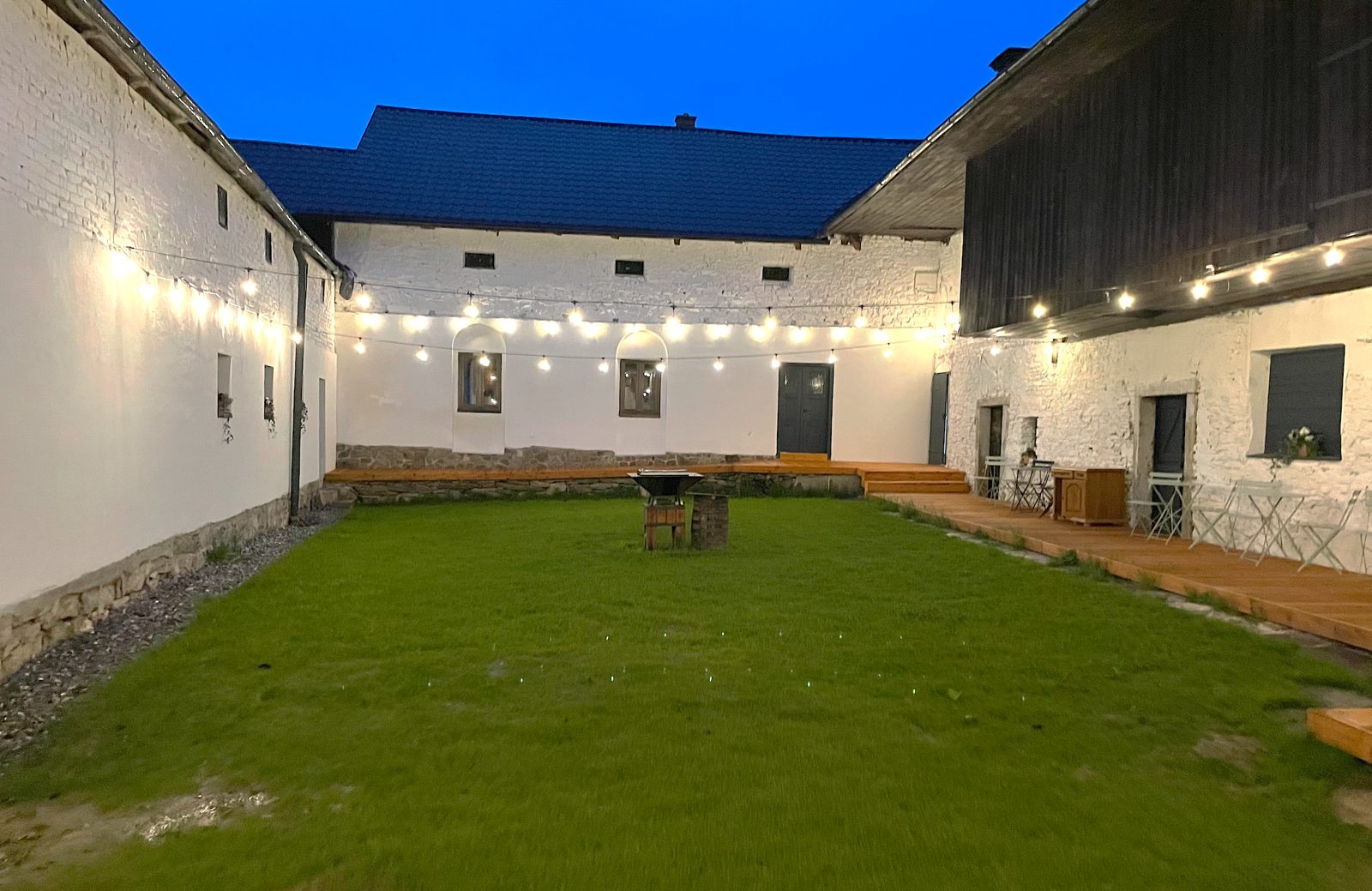 Uzavřený dvůr se světýlky