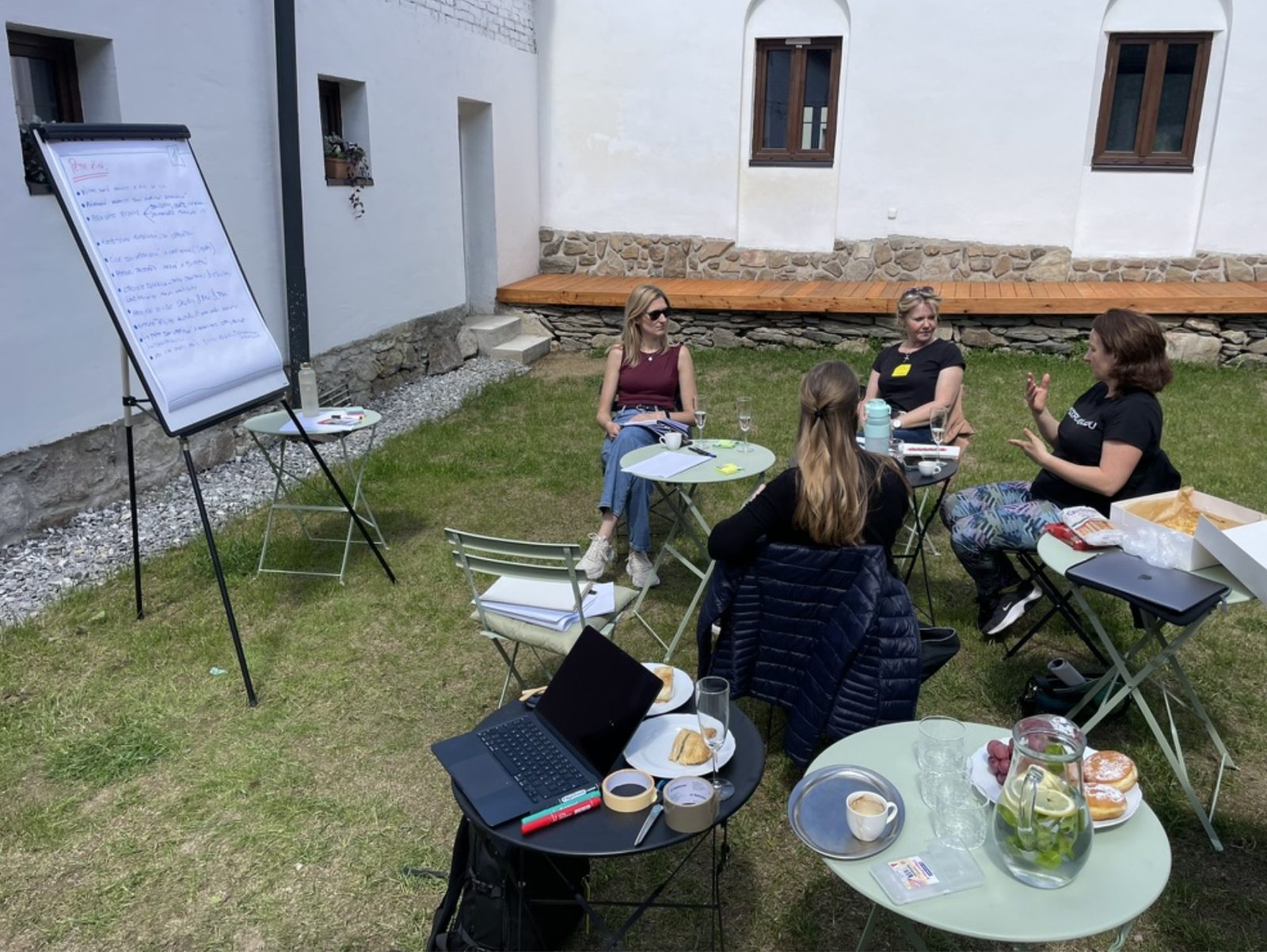 Workshop s flipchartem venku